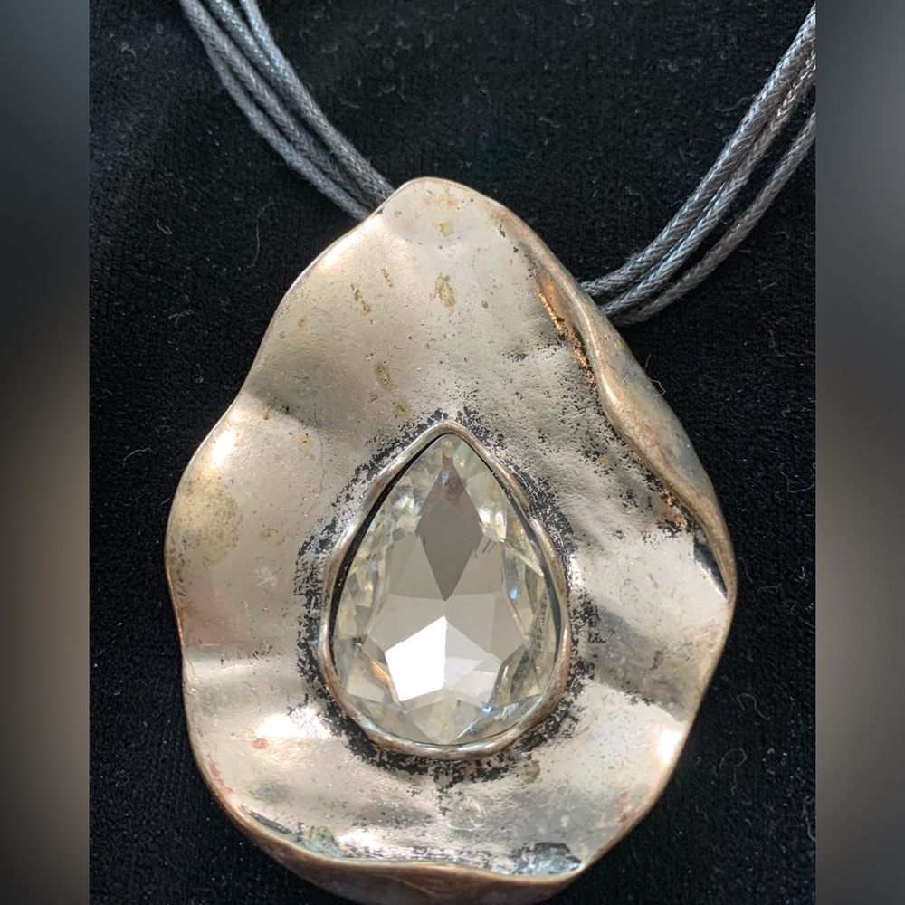 Elegant Silver and Crystal Pendant Necklace